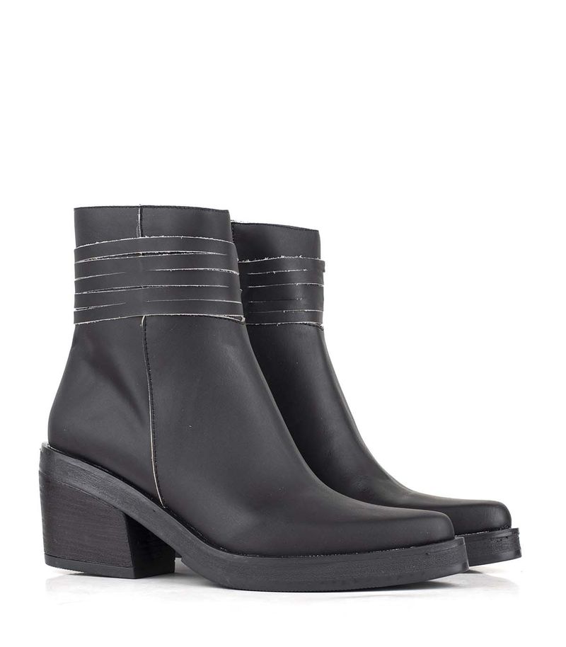 Botas-caña-media-con-tiras-en-cuero-negro.jpg