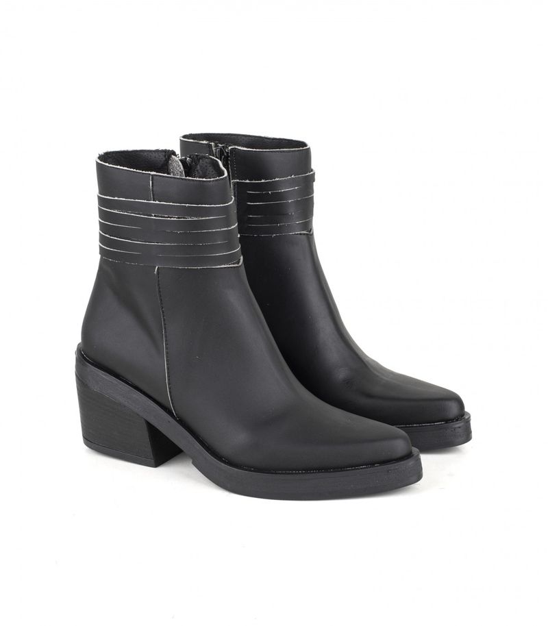Botas-caña-media-con-tiras-en-cuero-negro.jpg