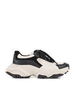Zapatilla-de-cuero-estilo-chunky-en-negro-y-natural.jpg