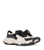 Zapatilla-de-cuero-estilo-chunky-en-negro-y-natural.jpg