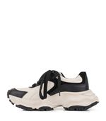 Zapatilla-de-cuero-estilo-chunky-en-negro-y-natural.jpg
