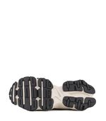 Zapatilla-de-cuero-estilo-chunky-en-negro-y-natural.jpg