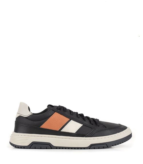 Zapatillas urbanas simil cuero en negro combinado