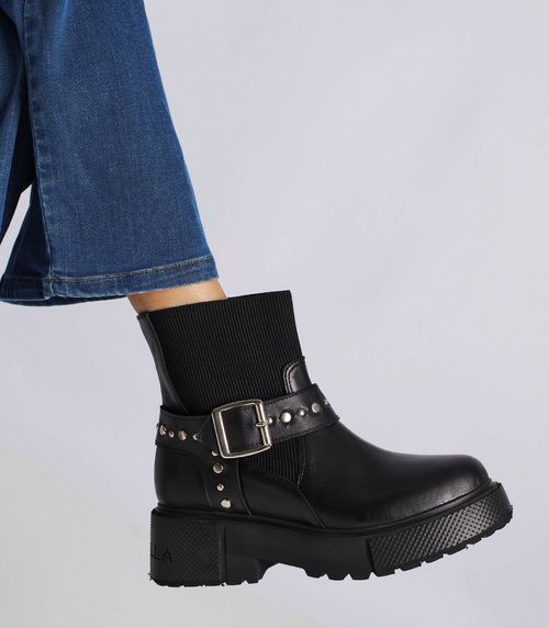 Botas cortas con elástico y hebilla en cuero negro