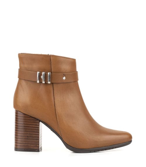 Botas de cuero suela con taco medio y hebilla