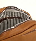 Mini-bag-en-cuero-suela-con-trebol-y-tachas.jpg