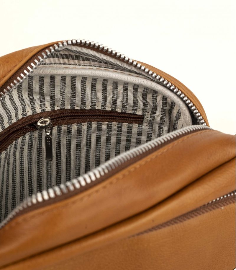 Mini-bag-en-cuero-suela-con-trebol-y-tachas.jpg