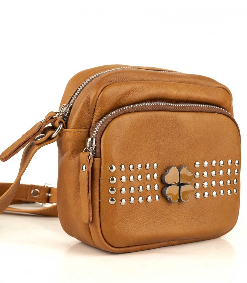 Mini-bag-en-cuero-suela-con-trebol-y-tachas.jpg