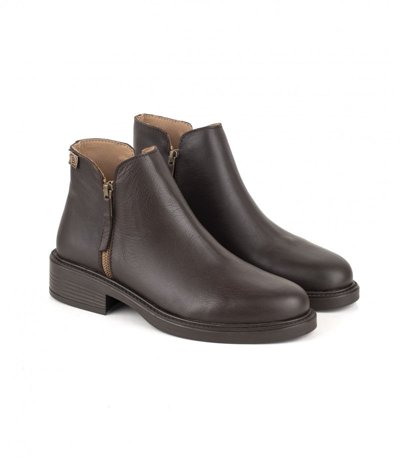 Bota-corta-de-cuero-chocolate-con-doble-cierre.jpg