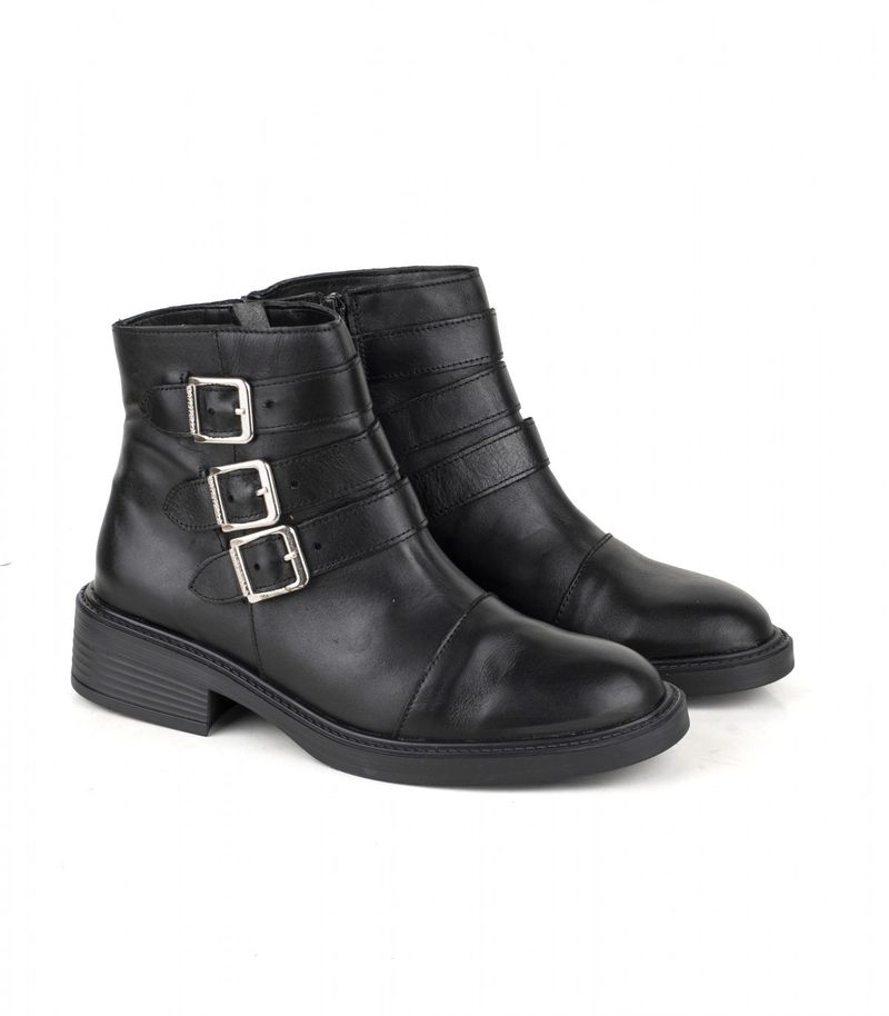 Botas-cortas-con-hebillas-en-cuero-negro.jpg