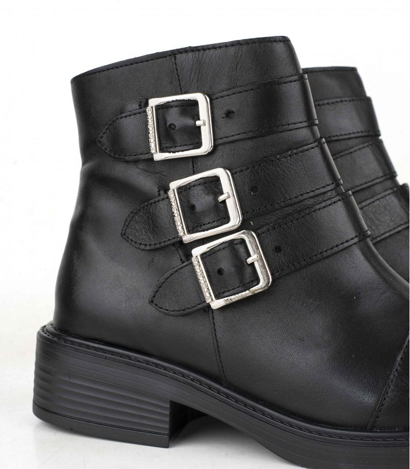 Botas-cortas-con-hebillas-en-cuero-negro.jpg