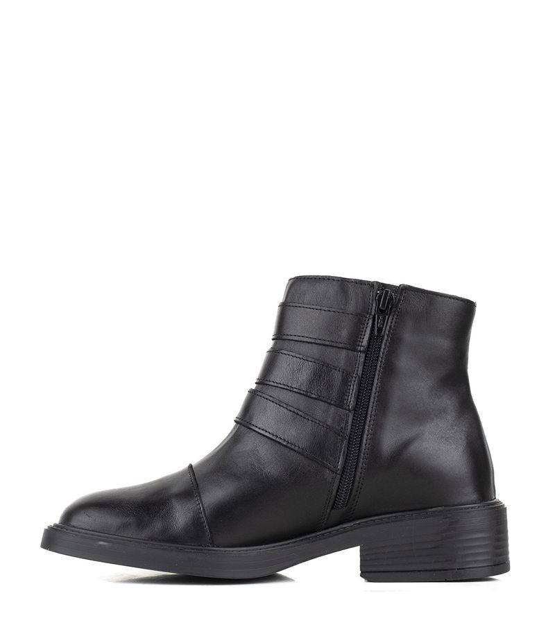 Botas-cortas-con-hebillas-en-cuero-negro.jpg