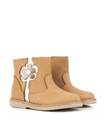 Botas-cortas-en-cuero-maiz-con-flor.jpg