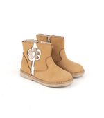 Botas-cortas-en-cuero-maiz-con-flor.jpg