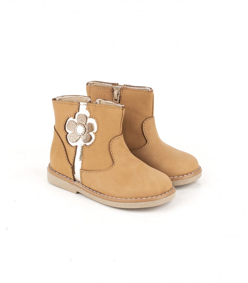 Botas-cortas-en-cuero-maiz-con-flor.jpg