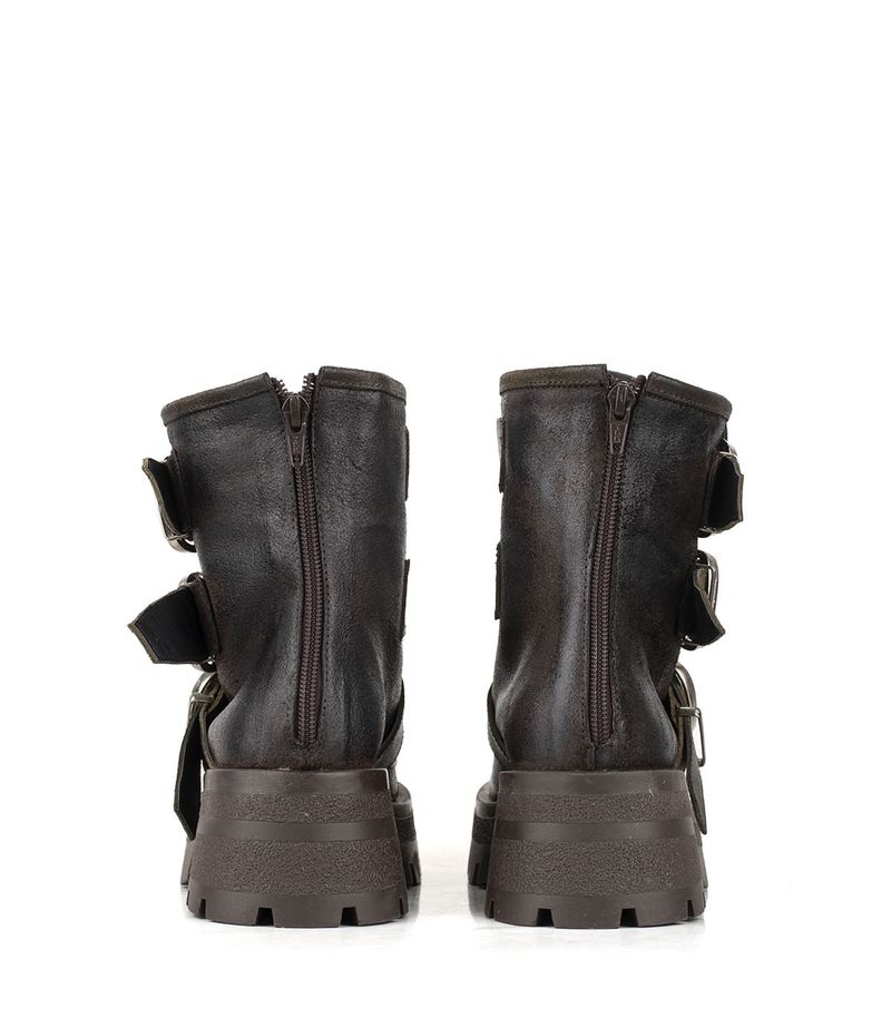 Botas-cortas-de-cuero-chocolate-con-hebillas-y-plataforma.jpg