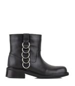 Bota-baja-de-cuero-negro-con-aros-metalicos.jpg