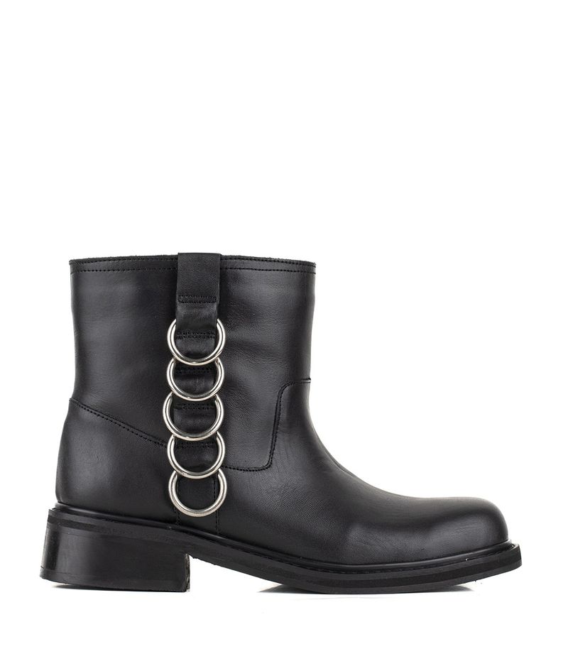 Bota-baja-de-cuero-negro-con-aros-metalicos.jpg