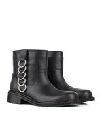 Bota-baja-de-cuero-negro-con-aros-metalicos.jpg