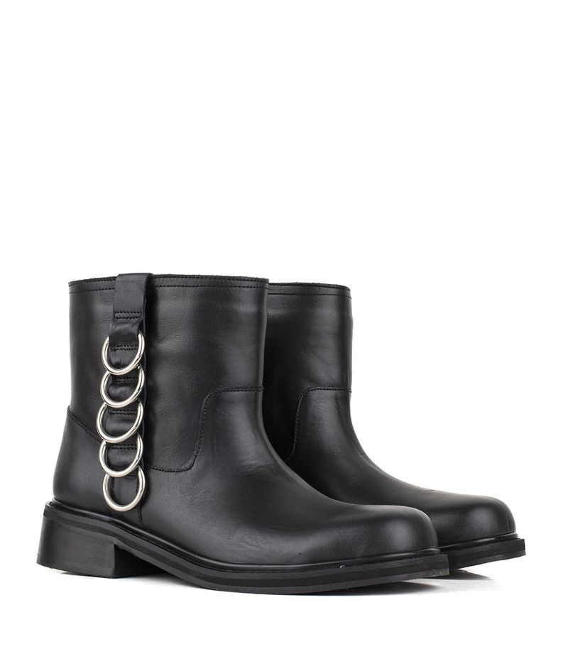 Bota-baja-de-cuero-negro-con-aros-metalicos.jpg