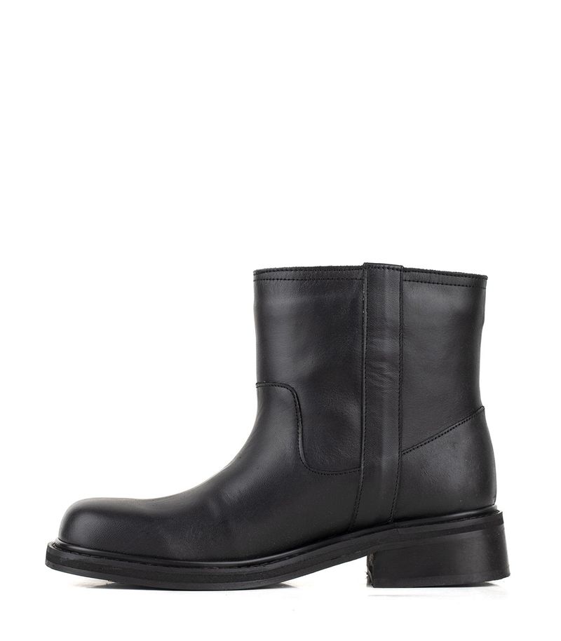 Bota-baja-de-cuero-negro-con-aros-metalicos.jpg