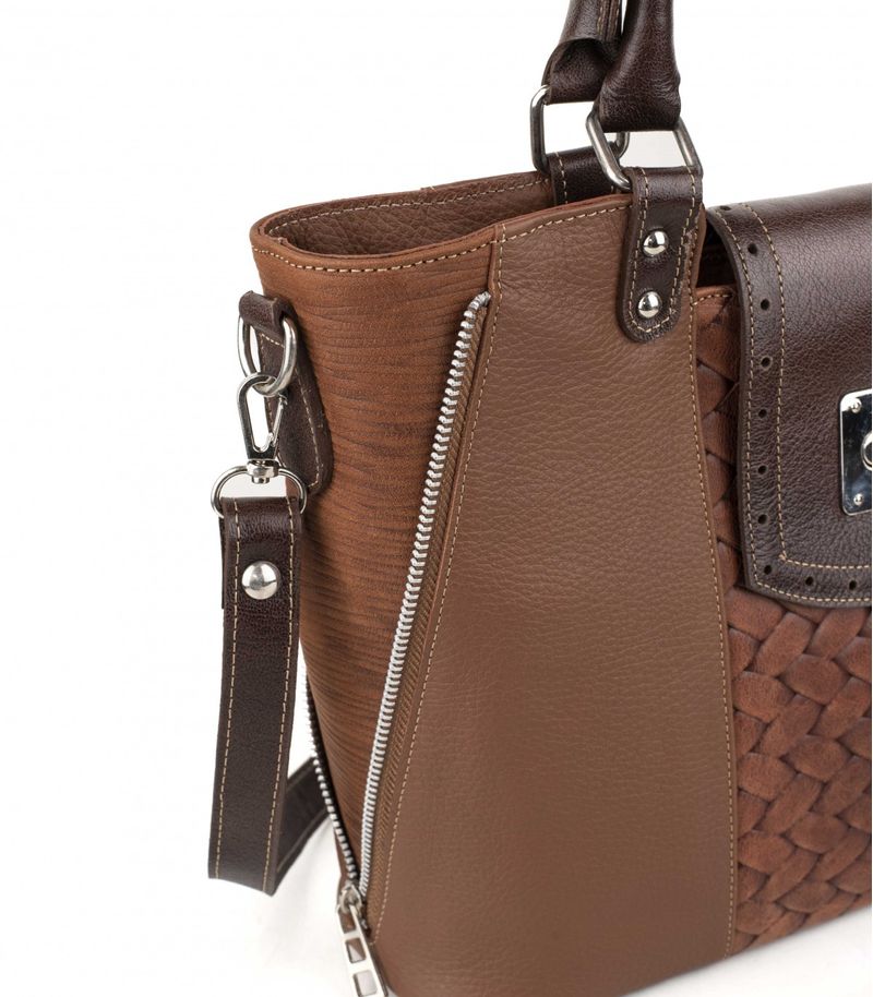 Cartera-de-cuero-marron-multicolor-con-herraje-metalico.jpg