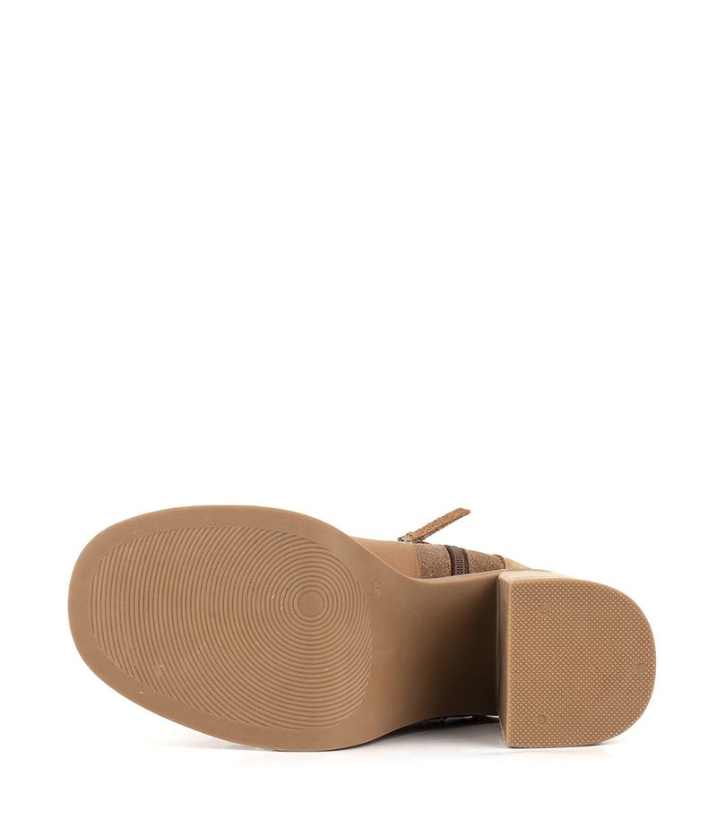 Botas-cortas-de-cuero-en-suela-con-plataforma.jpg