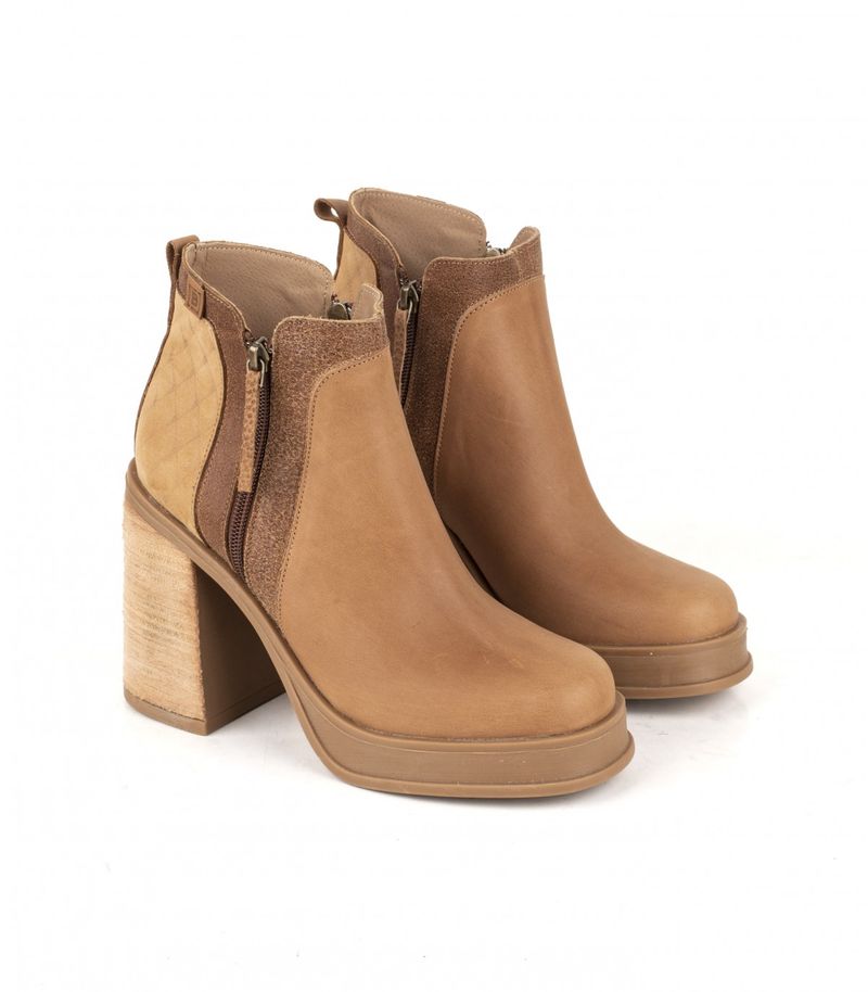 Botas-cortas-de-cuero-en-suela-con-plataforma.jpg