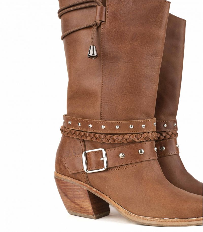 Botas-texanas-de-cuero-suela-con-detalles-de-tiras-y-taco-medio.jpg