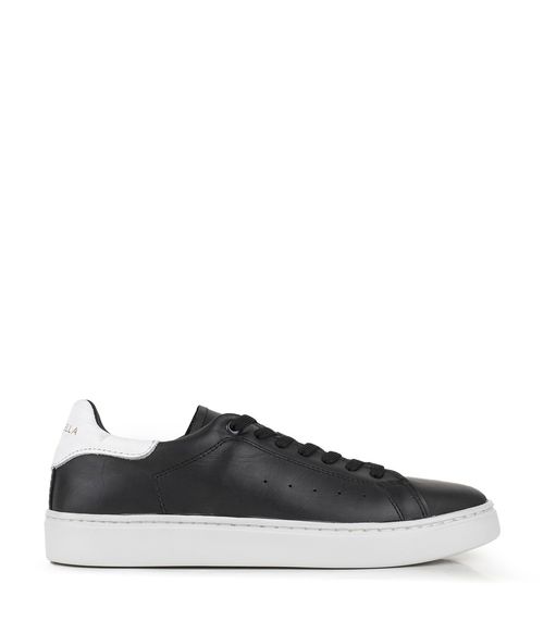 Zapatillas urbanas de cuero negro acordonadas
