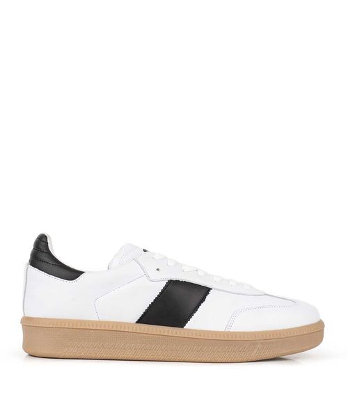 Zapatillas urbanas de cuero blanco con base marrón