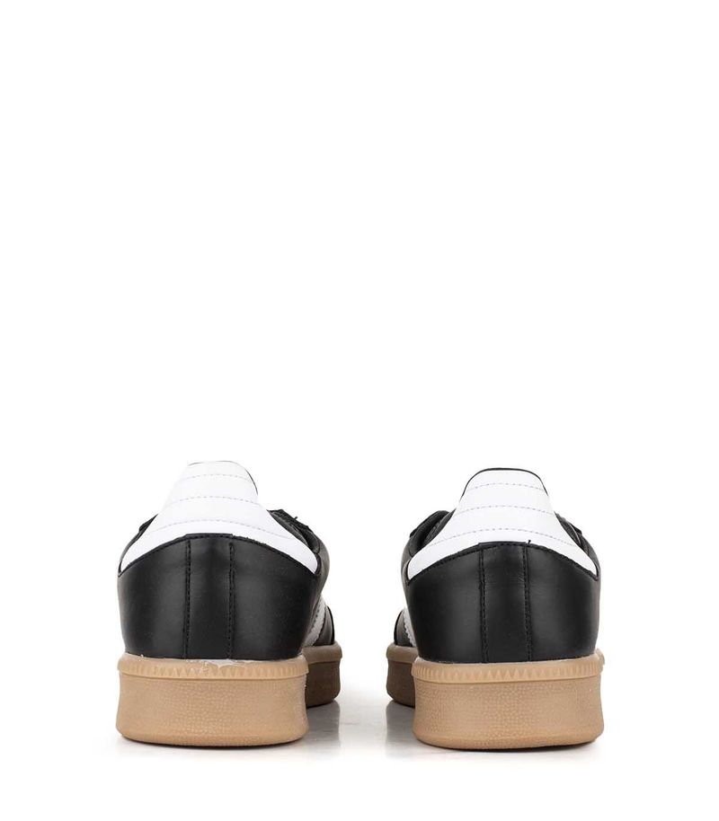 Zapatillas-urbanas-de-cuero-negro-con-base-marron.jpg