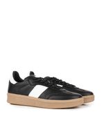 Zapatillas-urbanas-de-cuero-negro-con-base-marron.jpg