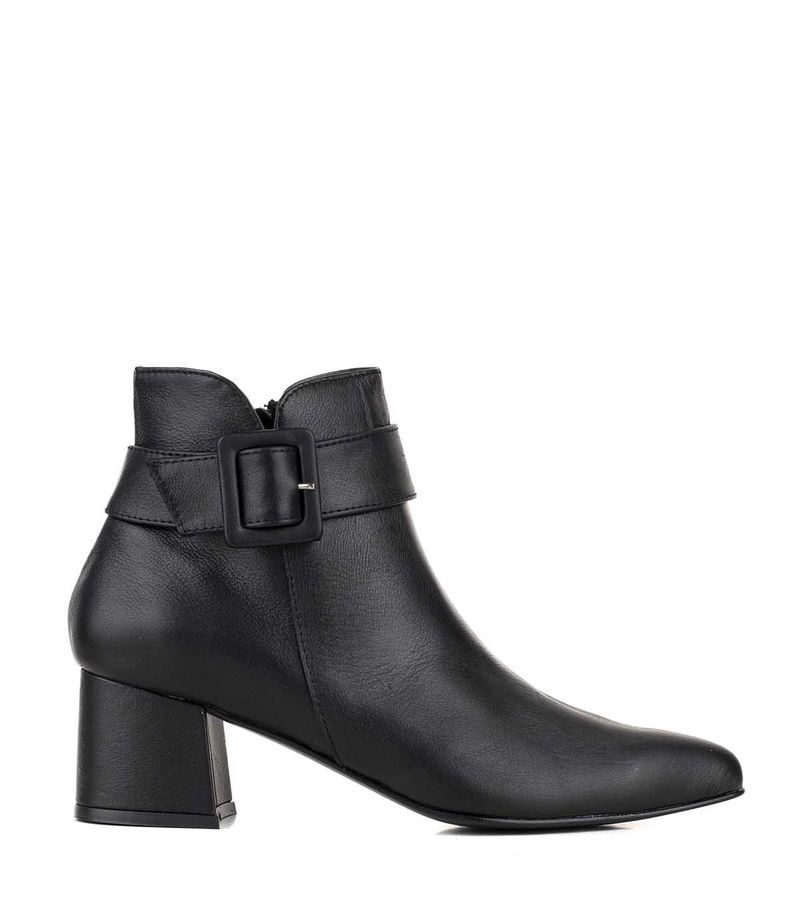 Botas-de-vestir-en-cuero-negro-con-taco-forrado-y-hebilla.jpg