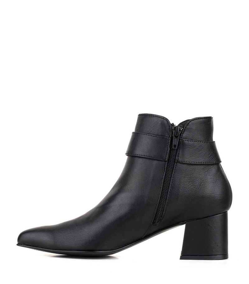 Botas-de-vestir-en-cuero-negro-con-taco-forrado-y-hebilla.jpg