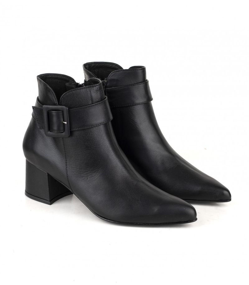 Botas-de-vestir-en-cuero-negro-con-taco-forrado-y-hebilla.jpg