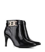 Botas-de-vestir-taco-fino-en-charol-negro-con-herraje-de-strass.jpg