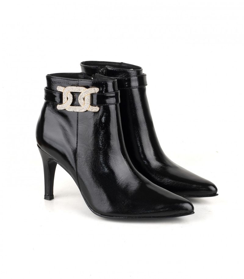 Botas-de-vestir-taco-fino-en-charol-negro-con-herraje-de-strass.jpg