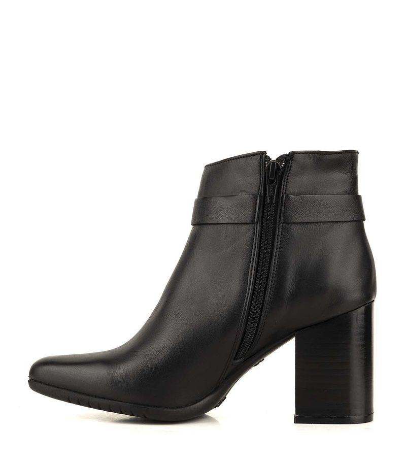 Botas-de-cuero-negro-con-taco-medio-y-hebilla.jpg