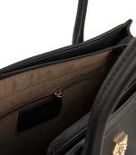 Cartera-elegante-simil-cuero-negro-con-aplique-dorado.jpg