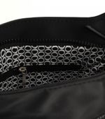 Bandolera-de-tela-engomada-simil-cuero-negro-con-bolsillo-frontal.jpg