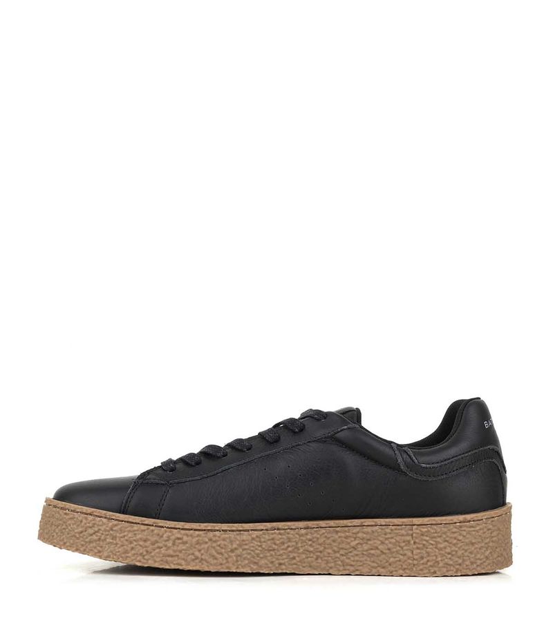 Zapatillas-urbanas-de-cuero-negro-con-base-marron.jpg