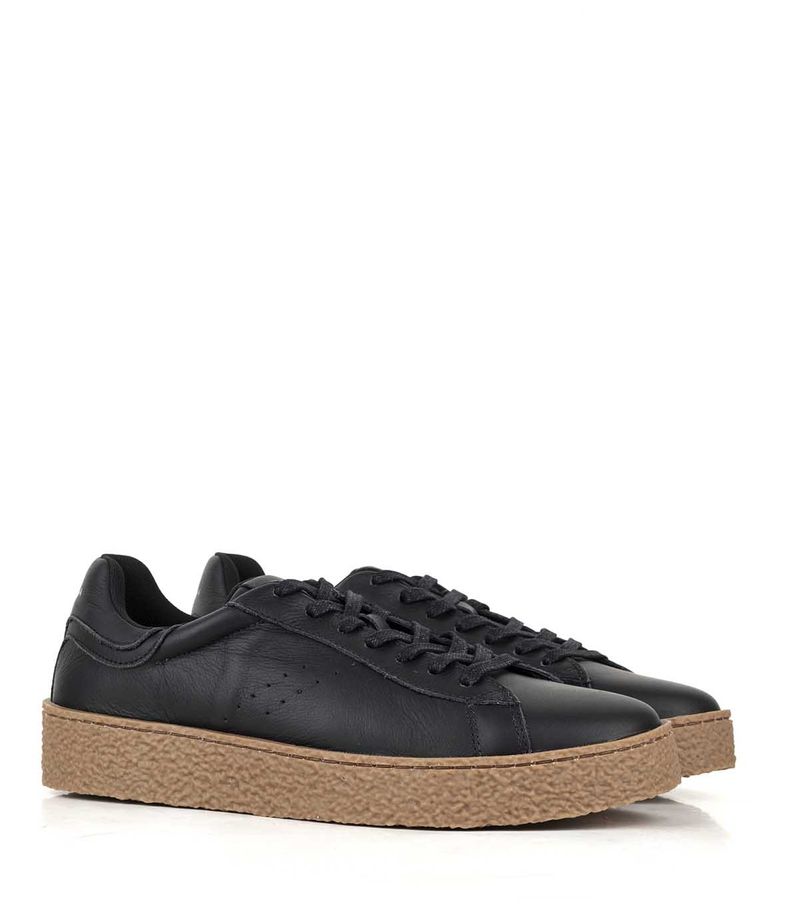 Zapatillas-urbanas-de-cuero-negro-con-base-marron.jpg