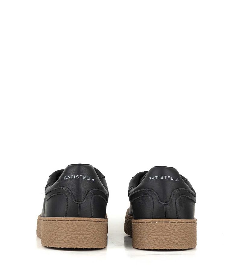 Zapatillas-urbanas-de-cuero-negro-con-base-marron.jpg