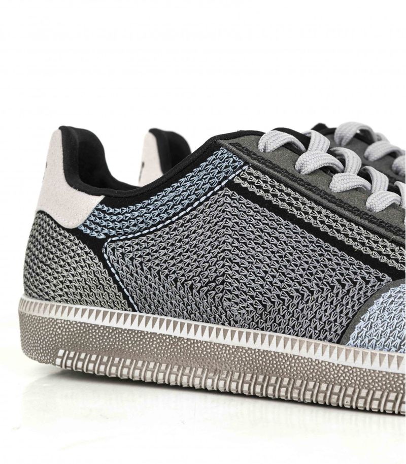 Zapatillas-urbanas-de-tela-negra-combinada.jpg