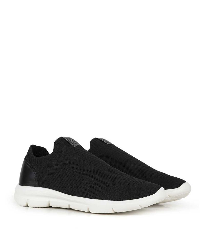 Zapatillas-sin-cordones-de-tela-elastizada-en-negro.jpg