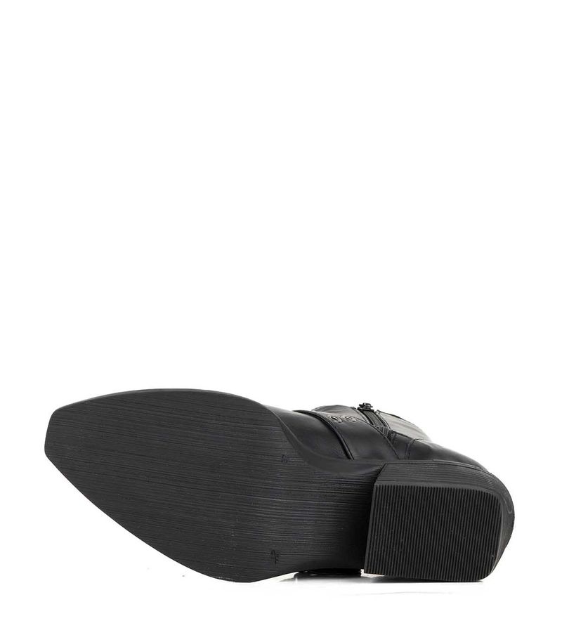 Botas-texanas-en-cuero-negro-con-tachas-y-hebilla.jpg