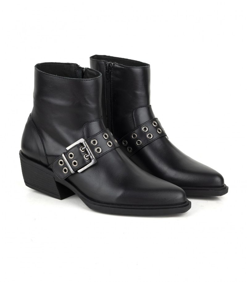 Botas-texanas-en-cuero-negro-con-tachas-y-hebilla.jpg