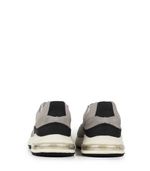 Zapatillas-urbanas-de-cuero-y-gamuza-gris-con-camara-de-aire.jpg