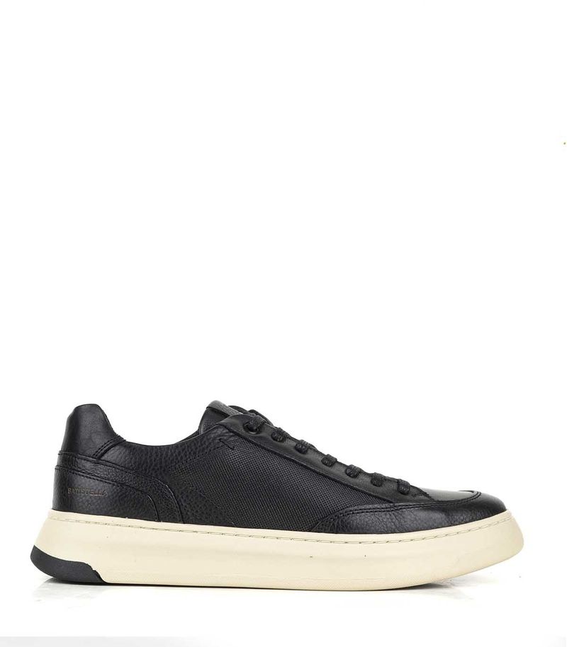 Zapatilla-de-cuero-clasica-negra-con-base-beige-cocida.jpg